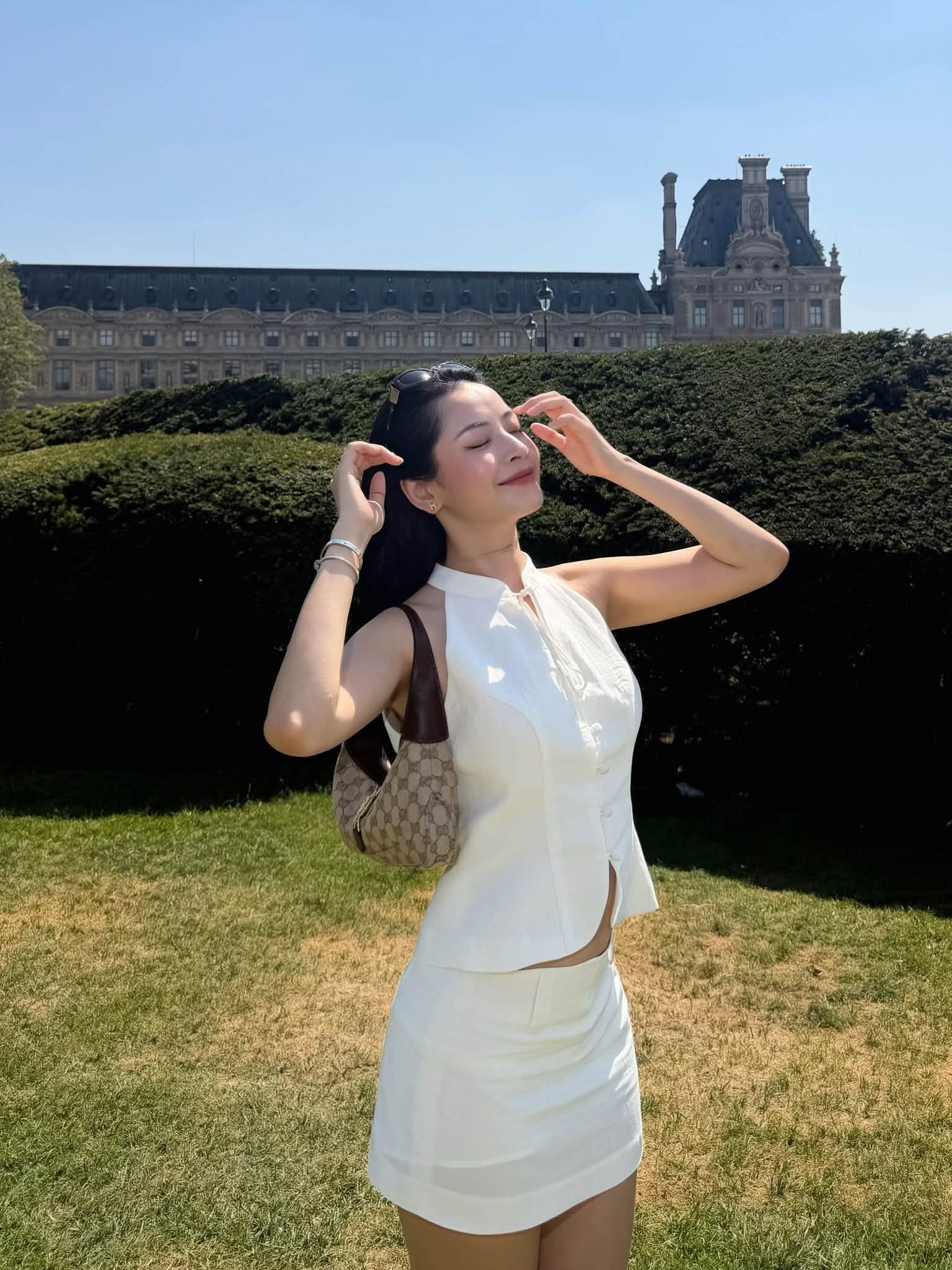 Chi Pu tựa n&agrave;ng thơ giữa l&ograve;ng kiến tr&uacute;c cổ k&iacute;nh ch&acirc;u &Acirc;u   - Ảnh 6.