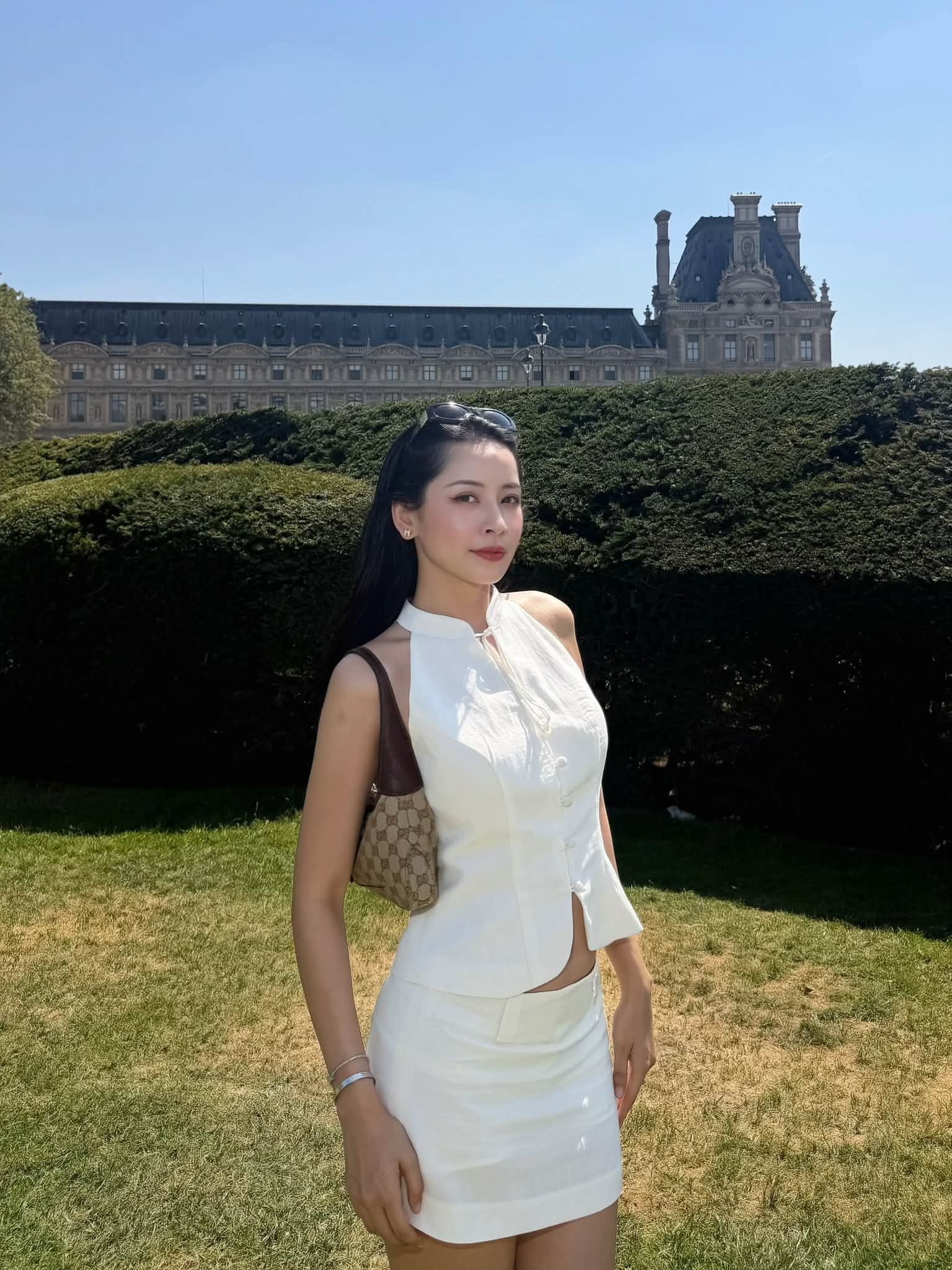 Chi Pu tựa n&agrave;ng thơ giữa l&ograve;ng kiến tr&uacute;c cổ k&iacute;nh ch&acirc;u &Acirc;u   - Ảnh 5.