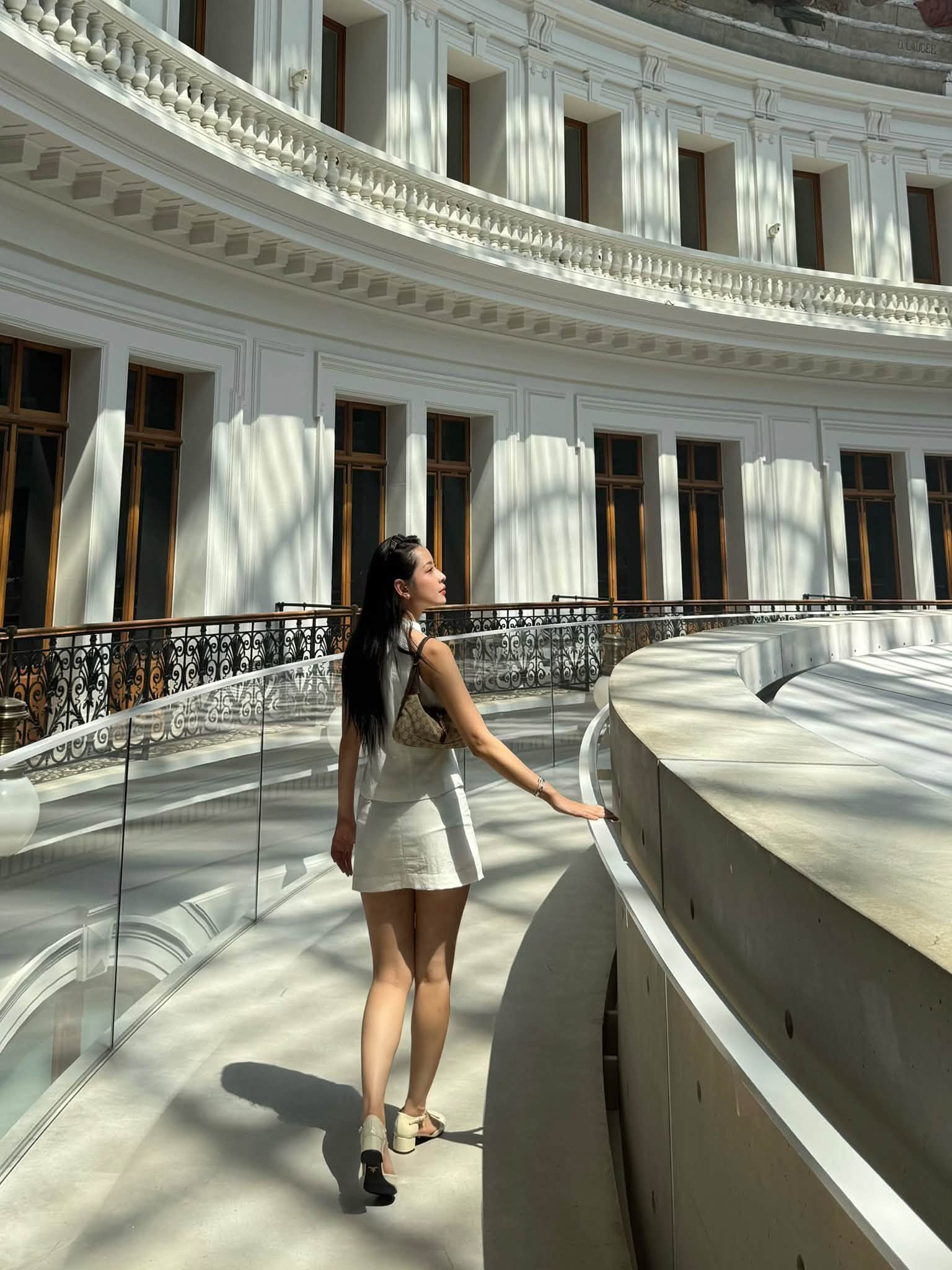 Chi Pu tựa n&agrave;ng thơ giữa l&ograve;ng kiến tr&uacute;c cổ k&iacute;nh ch&acirc;u &Acirc;u   - Ảnh 8.