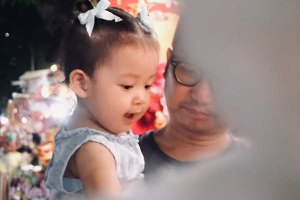 Vẻ ngo&agrave;i đ&aacute;ng y&ecirc;u tuổi l&ecirc;n 2 của con g&aacute;i MC Quỳnh Chi - Ảnh 1.