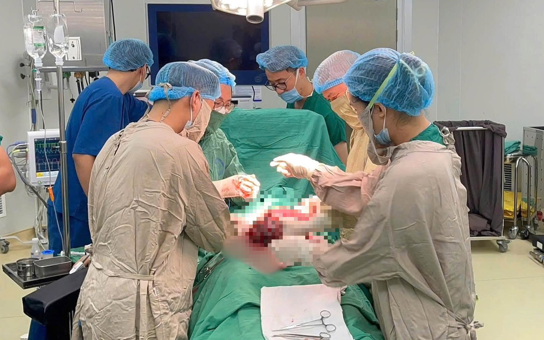Người phụ nữ 45 tuổi ph&aacute;t hiện hai bệnh ung thư c&ugrave;ng l&uacute;c - Ảnh 2.