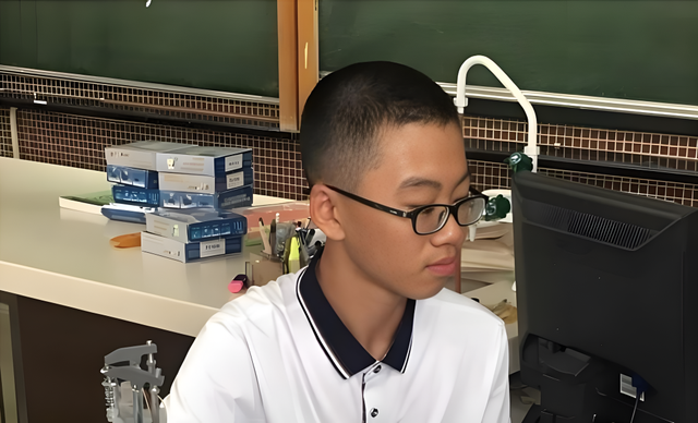 Thần đồng Vương Tư Hàm: Từ thành tích xuất sắc đến Cú trượt đại học - Ảnh 3.