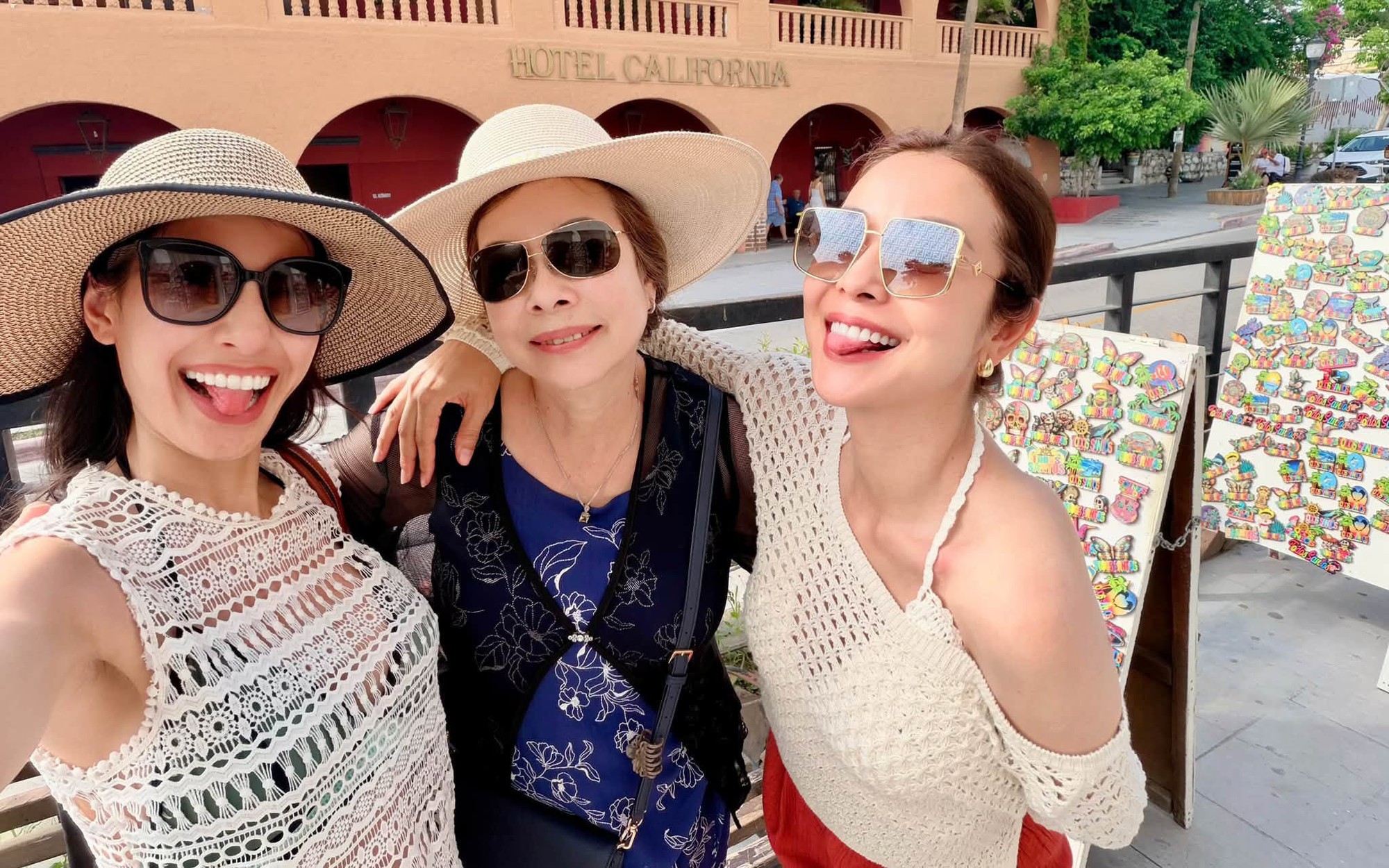 Jennifer Phạm gợi cảm ở biển Mexico - Ảnh 1.