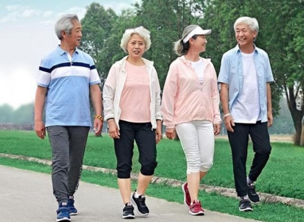 Nghỉ hưu l&ecirc;n ở với con để tận hưởng tuổi gi&agrave;, ai ngờ kh&oacute; xử v&igrave; một người đ&agrave;n &ocirc;ng t&aacute;n tỉnh - Ảnh 1.