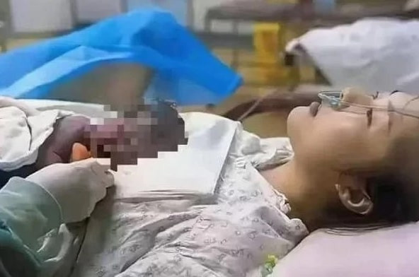 Vợ vừa vượt cạn, chồng đã nghi ngờ con không phải con mình vì lý do khó tin - Ảnh 1.