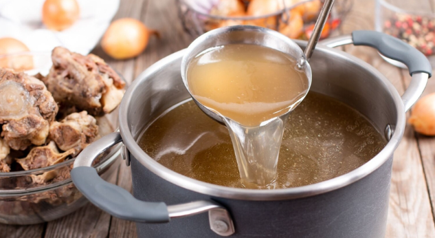 C&aacute;ch hầm xương nhanh mềm, nước d&ugrave;ng trong veo ngọt thơm như ngo&agrave;i qu&aacute;n, tốt cho sức khỏe - Ảnh 2.