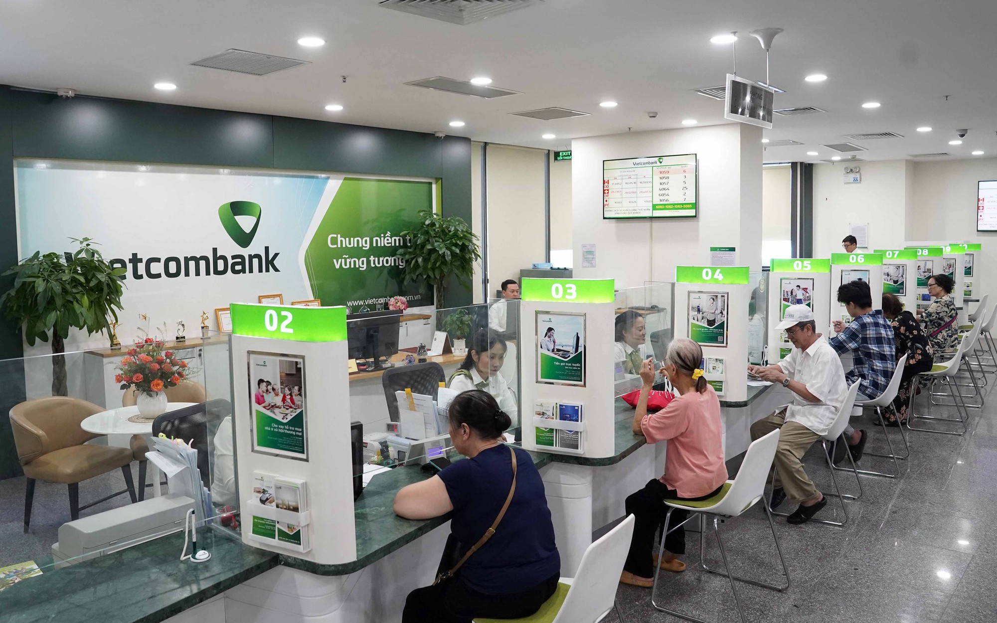 L&atilde;i suất kỳ hạn 6 th&aacute;ng l&ecirc;n tới 9,2%: Gửi 300 triệu đồng nhận bao nhi&ecirc;u tiền? - Ảnh 1.