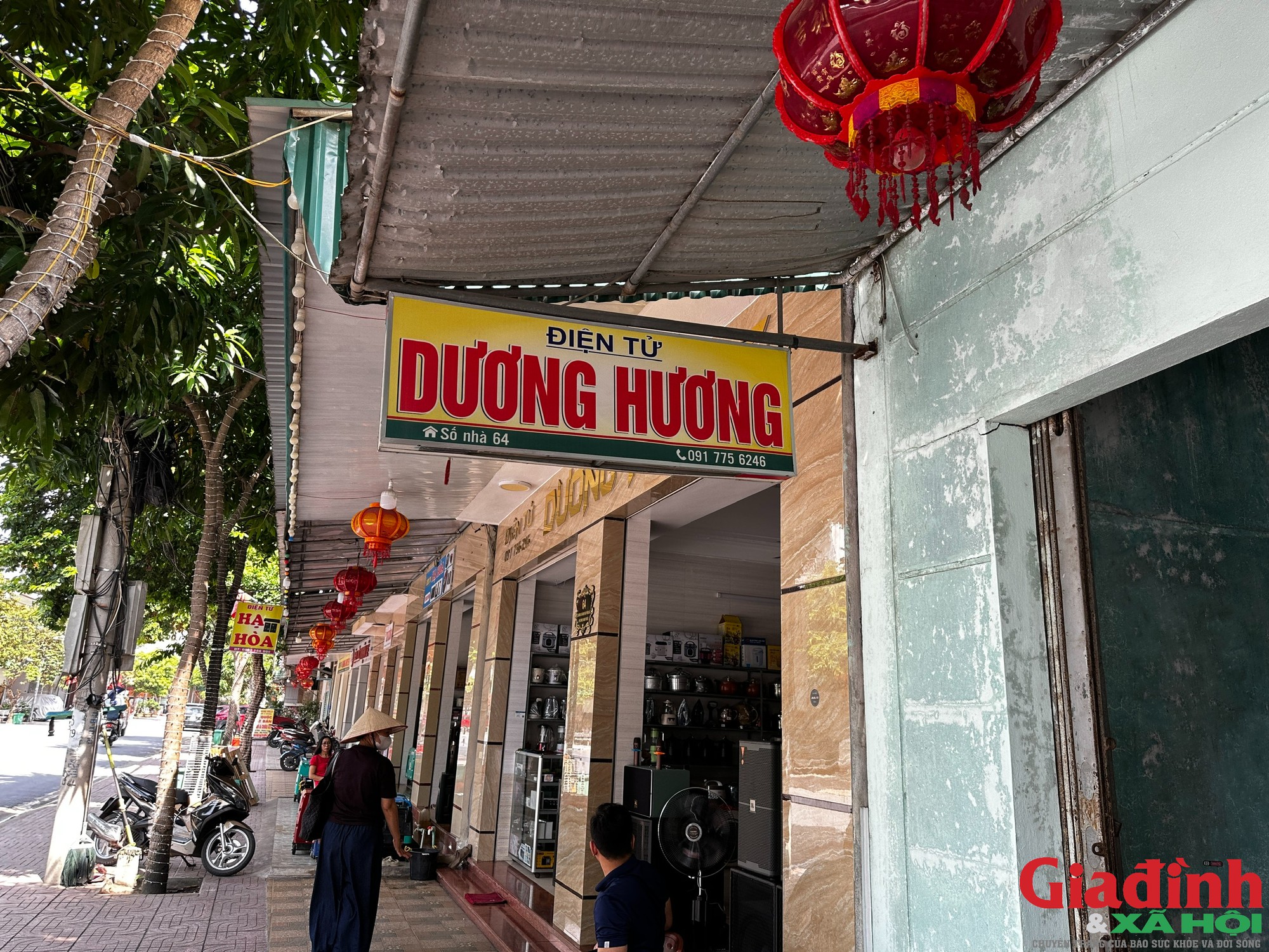 Một thời 'săn' hàng nội địa ở phố điện tử cũ Cửa Lò - Ảnh 2.