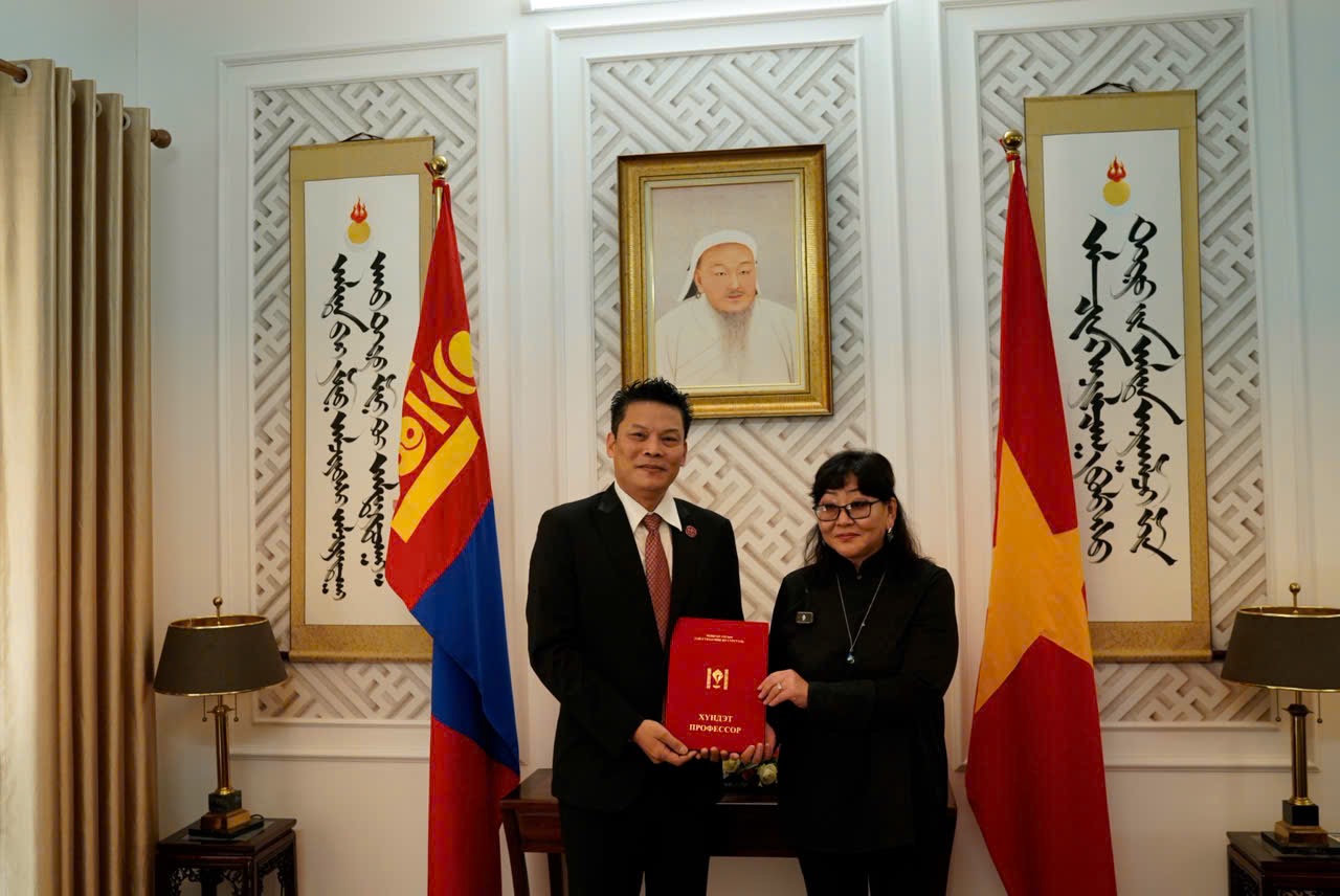 Đạo diễn Lê Quý Dương được vinh danh và trao tặng danh hiệu 'Giáo sư danh dự' - Ảnh 1.
