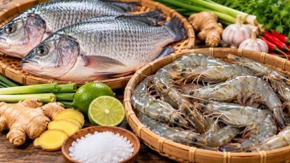 C&aacute;ch xử l&yacute; m&ugrave;i tanh của c&aacute; t&ocirc;m đơn giản, hiệu quả - Ảnh 1.