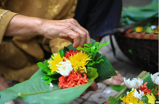 Loại hoa đẹp đến mấy cũng kh&ocirc;ng n&ecirc;n cắm tr&ecirc;n b&agrave;n thờ - Ảnh 1.