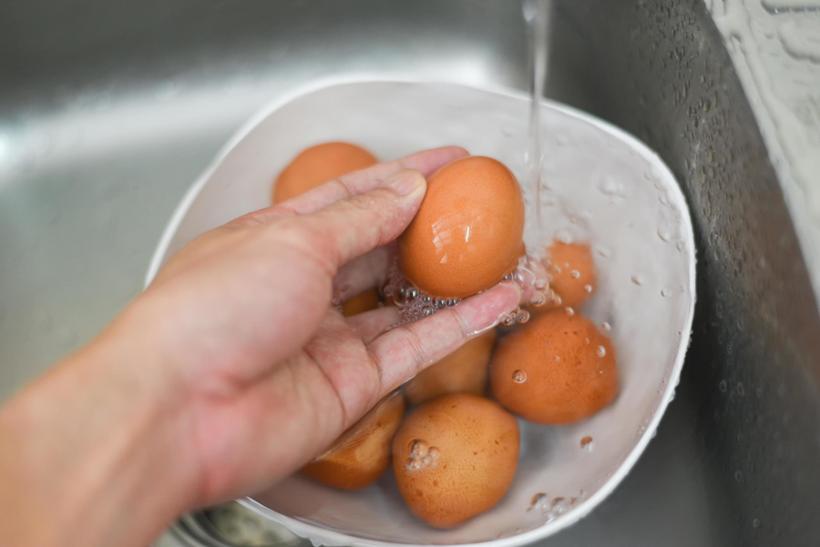 Có cần rửa trứng trước khi nấu? Sai lầm nguy hiểm nhiều người mắc phải - Ảnh 2.