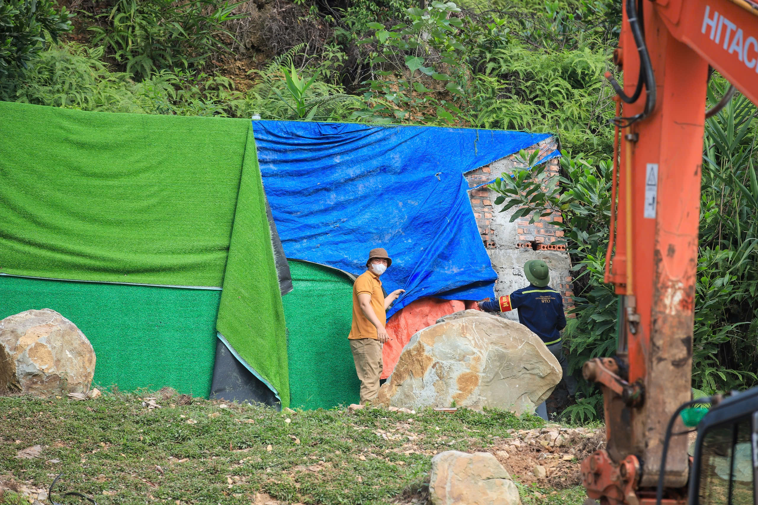 Hà Nội cưỡng chế loạt villa homestay vi phạm trật tự xây dựng trong rừng phòng hộ - Ảnh 9.