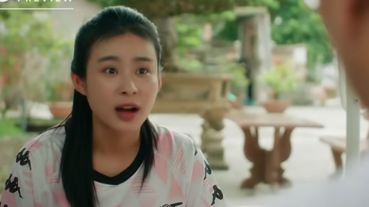 Minh (Thảo My) gia nhập đội bóng đá nữ của làng, phát hiện 'cao thủ' trong xóm trọ - Ảnh 1.