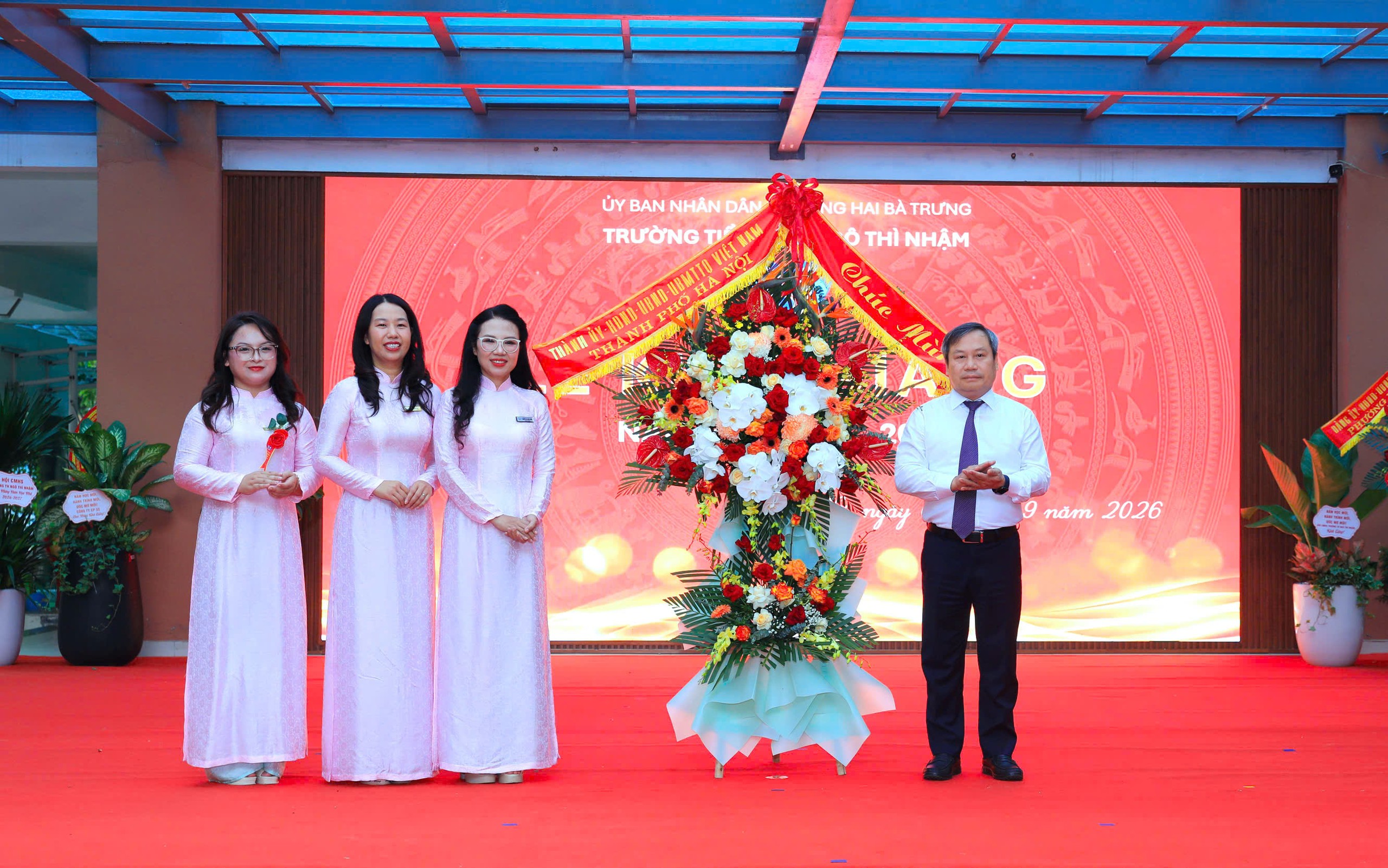 Chủ tịch UBND TP H&agrave; Nội dự khai giảng năm học mới Trường TH Ng&ocirc; Th&igrave; Nhậm 2026 - Ảnh 2.