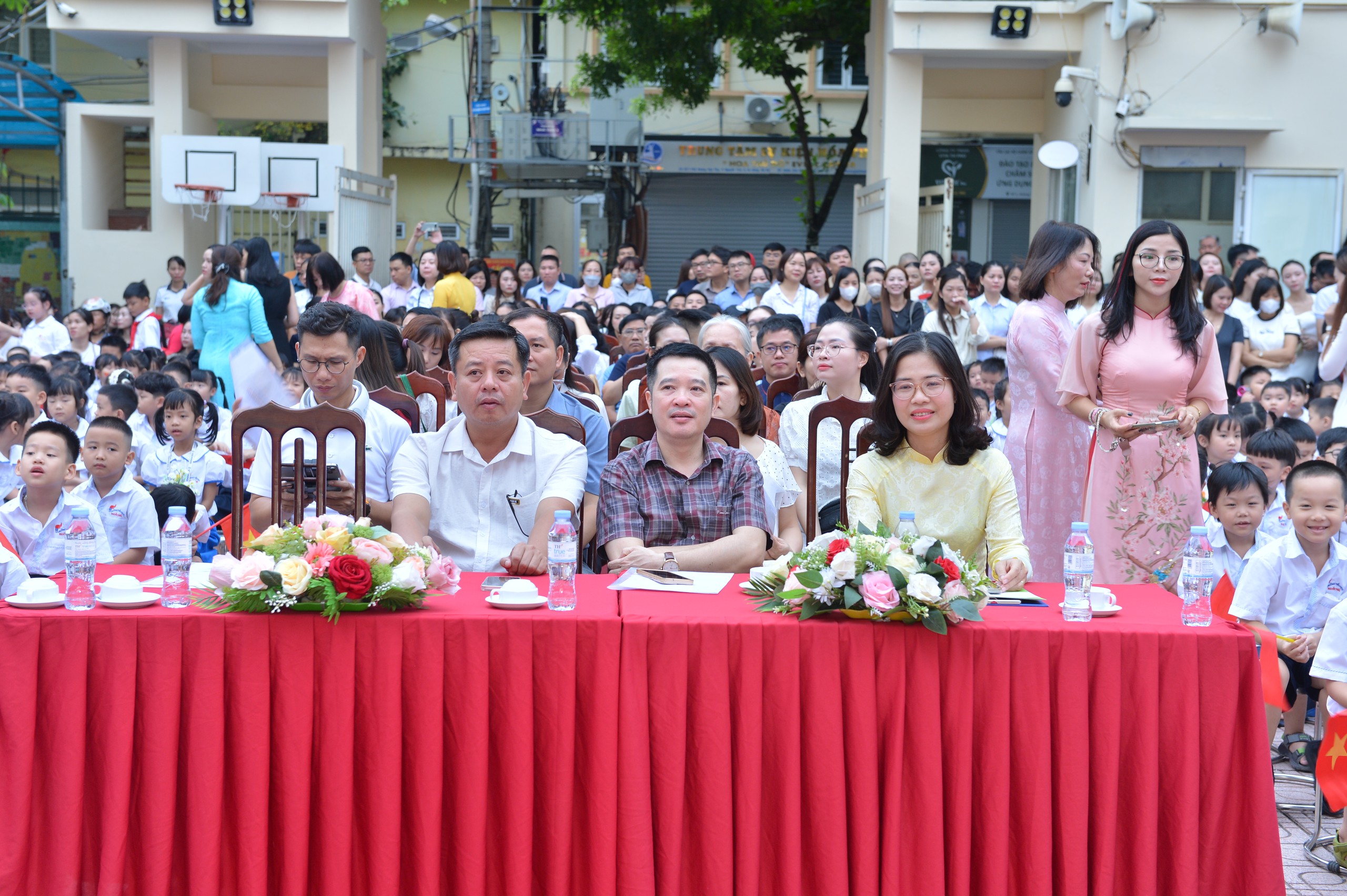H&agrave; Nội: Lễ khai giảng đặc biệt của Trường Tiểu học Nguyễn Tr&atilde;i sau s&aacute;p nhập - Ảnh 2.