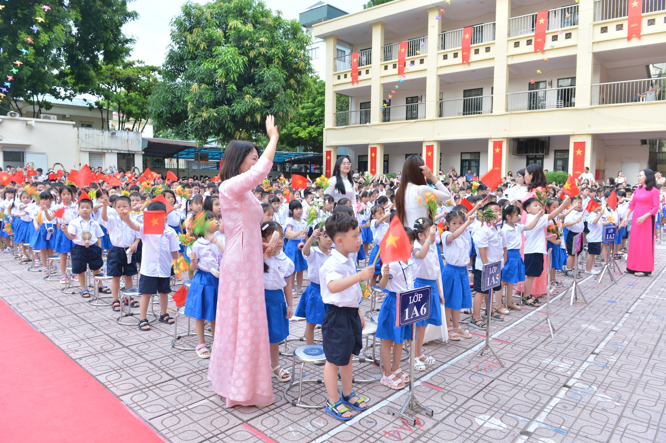 H&agrave; Nội: Lễ khai giảng đặc biệt của Trường Tiểu học Nguyễn Tr&atilde;i sau s&aacute;p nhập - Ảnh 11.
