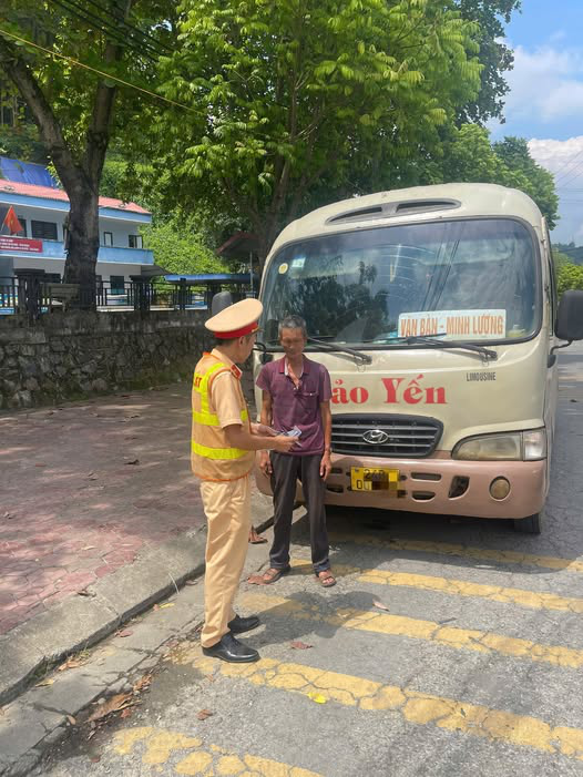 Xử phạt nặng h&agrave;ng loạt t&agrave;i xế sử dụng điện thoại khi đang l&aacute;i &ocirc; t&ocirc; - Ảnh 1.