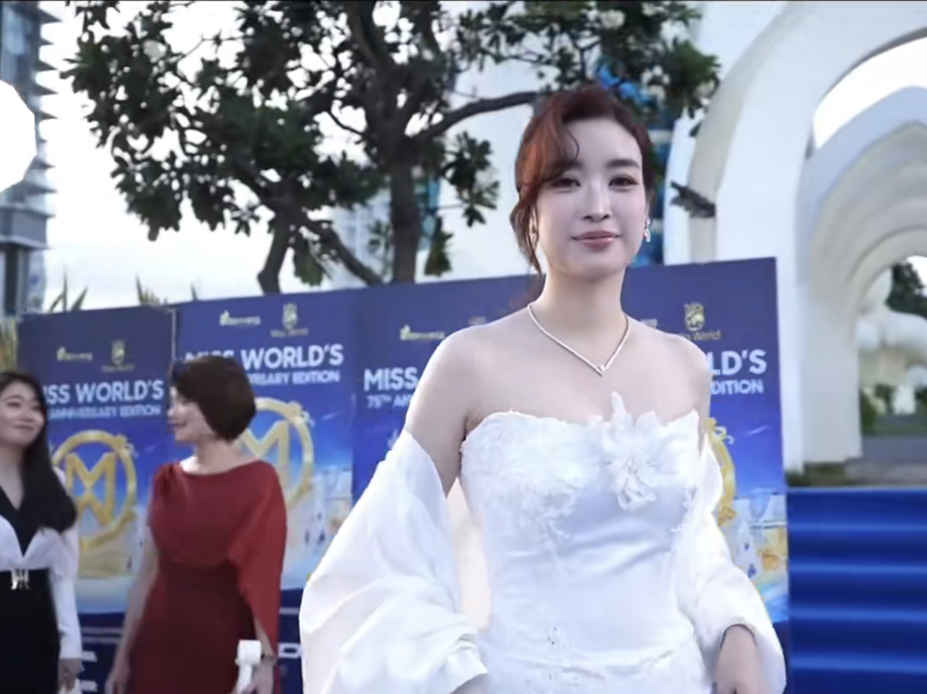 Kh&iacute; chất 'mẹ 2 con' của b&agrave; x&atilde; Chủ tịch CLB H&agrave; Nội - Ảnh 2.