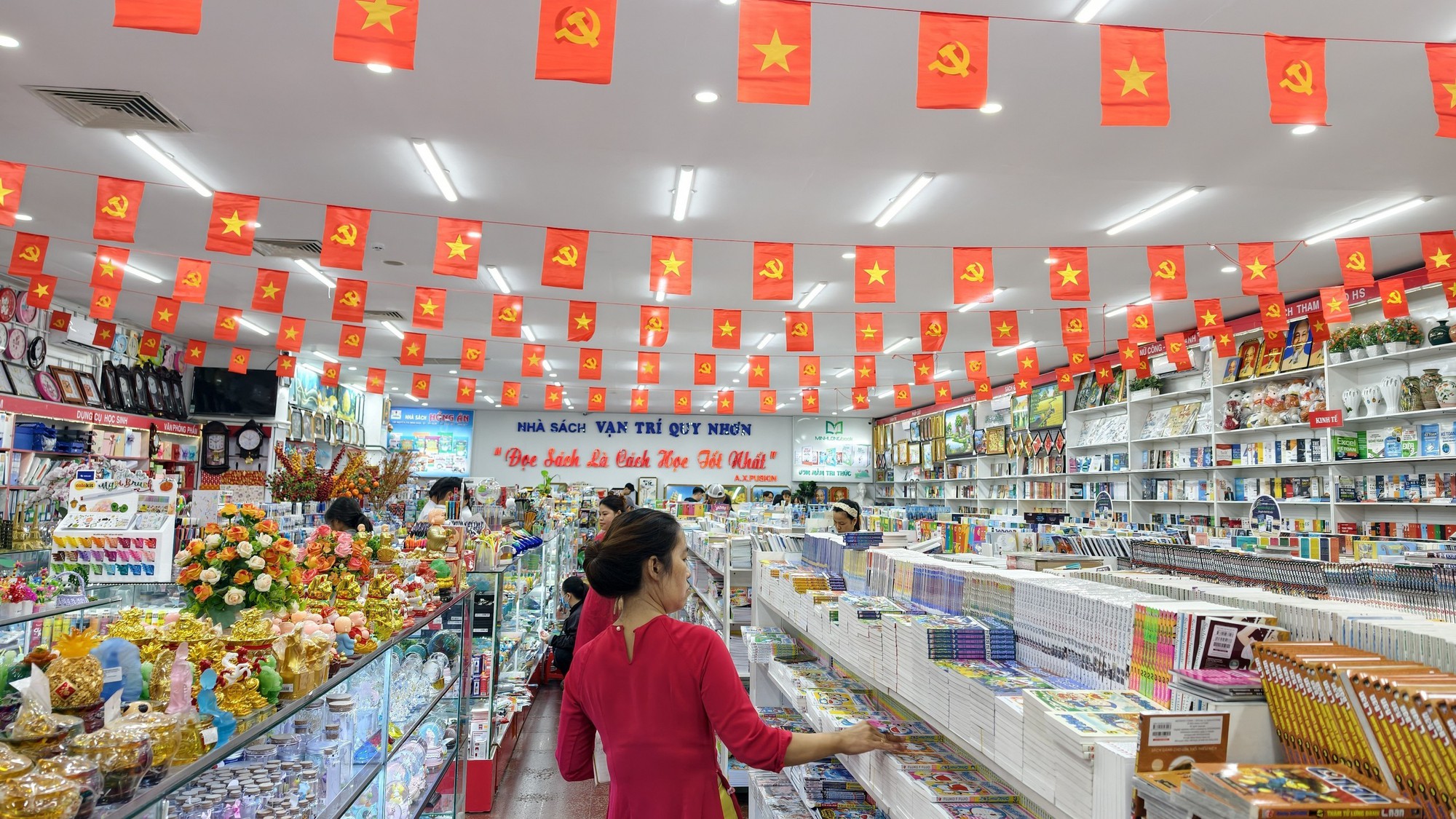 Nhu cầu t&igrave;m mua s&aacute;ch gi&aacute;o khoa tăng cao trước thềm năm học mới - Ảnh 1.
