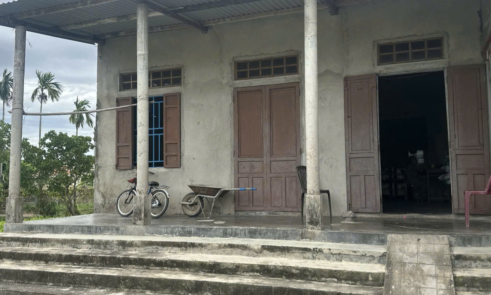 Người phụ nữ ngh&egrave;o mắc bệnh hiểm ngh&egrave;o v&agrave; mong ước con ch&aacute;u được đến trường - Ảnh 2.