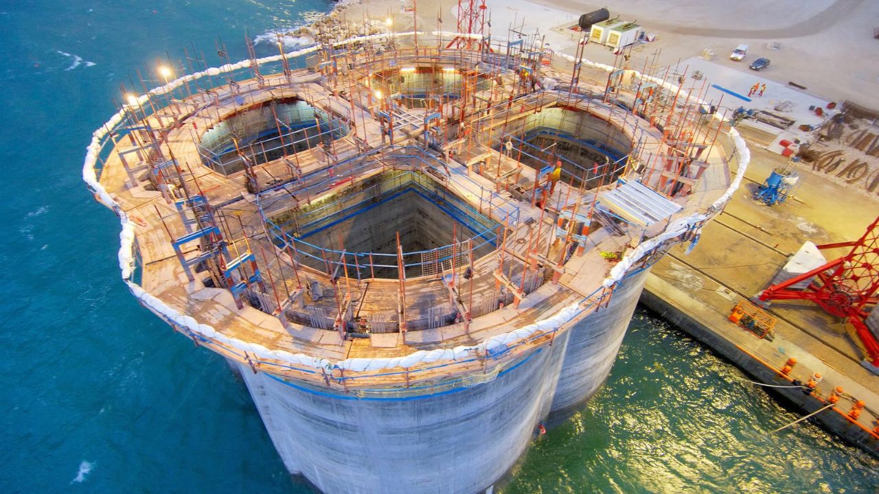 Ph&aacute;t hiện 106 khối b&ecirc; t&ocirc;ng khổng lồ được đ&aacute;nh ch&igrave;m 35m xuống dưới đ&aacute;y biển, si&ecirc;u c&ocirc;ng tr&igrave;nh l&aacute; chắn lộ diện - Ảnh 1.