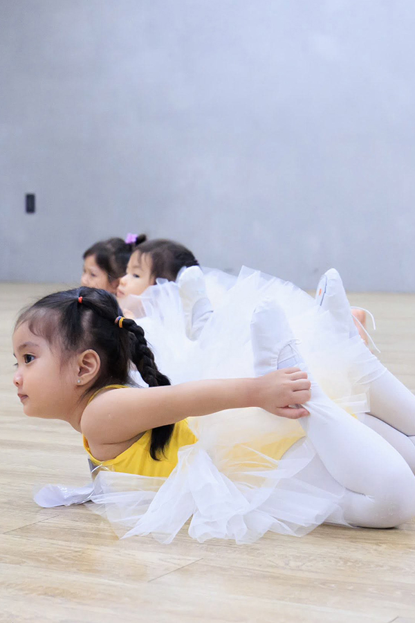 Lisa - con gái Khánh Thi chính thức đi học múa - Ảnh 1.