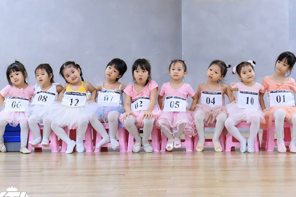 Lisa - con gái Khánh Thi chính thức đi học múa - Ảnh 3.