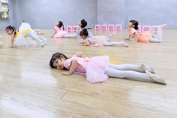 Lisa - con gái Khánh Thi chính thức đi học múa - Ảnh 4.