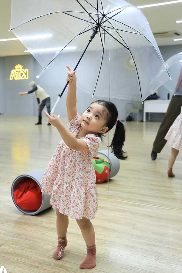 Lisa - con gái Khánh Thi chính thức đi học múa - Ảnh 8.