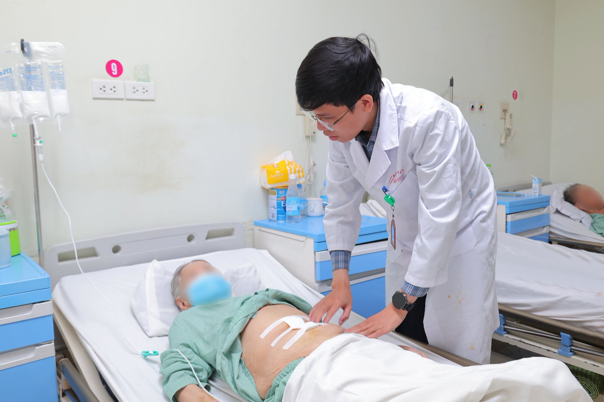 Chỉ uống men vi sinh vì tưởng đau bụng, cụ bà 90 tuổi phát hiện sỏi mật 25 mm mắc kẹt trong ruột - Ảnh 1.