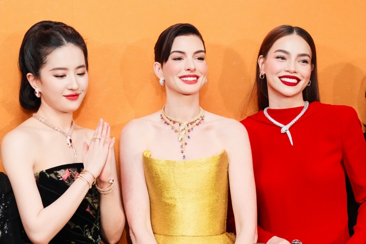 Hồ Ngọc Hà bị chê kém sang khi hội ngộ Lưu Diệc Phi vì khoe ngực quá đà - Ảnh 10.