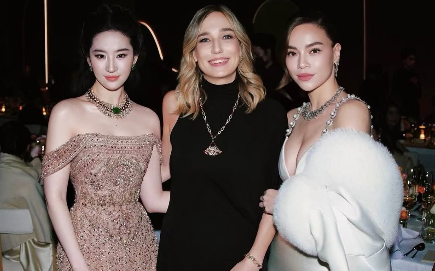 Hồ Ngọc H&agrave; bị Lưu Diệc Phi cắt khỏi khung h&igrave;nh chụp chung ở Thượng Hải: C&oacute; th&acirc;n thiết nhau đ&acirc;u m&agrave;&hellip; - Ảnh 3.