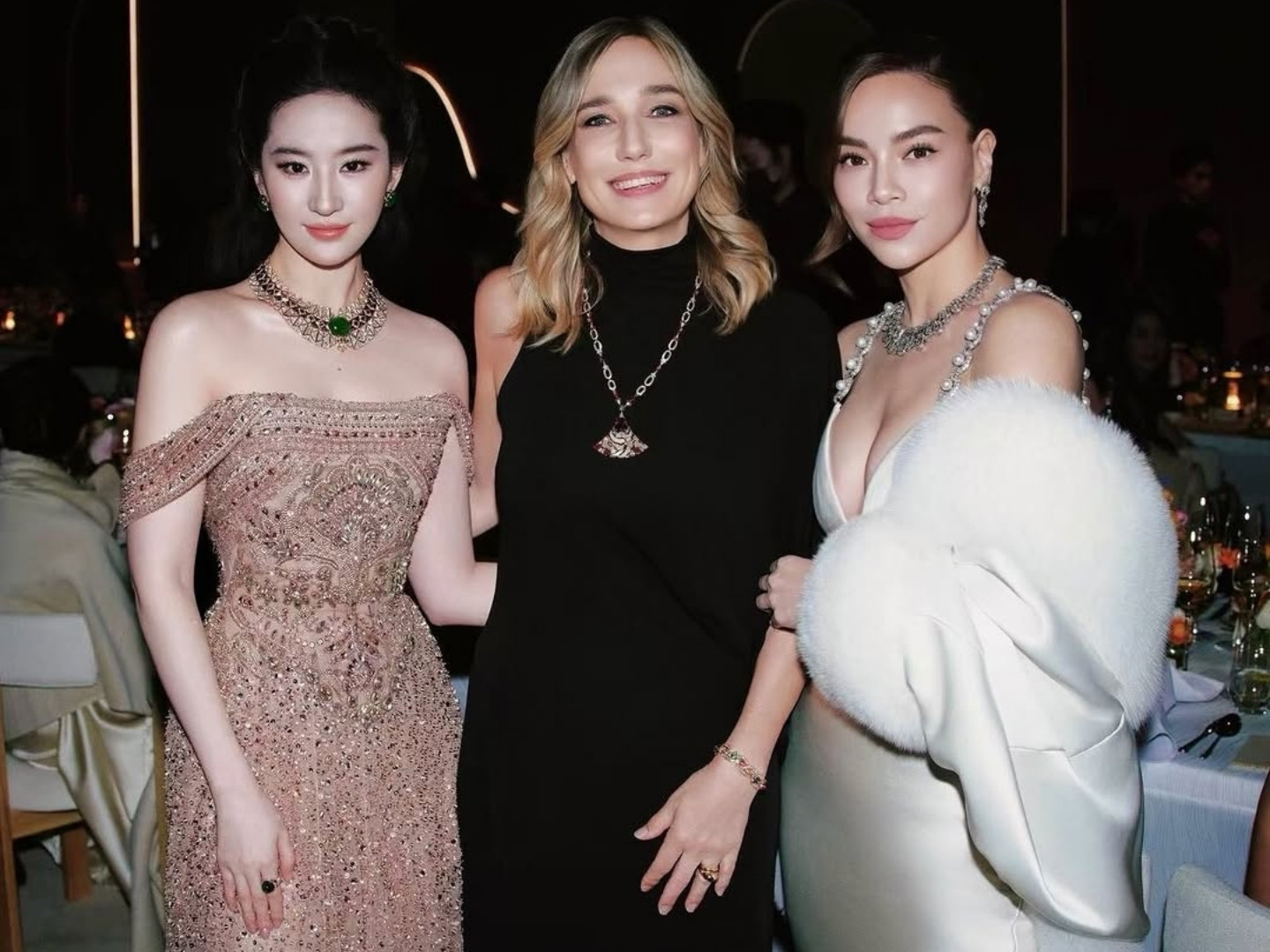 Hồ Ngọc Hà bị chê kém sang khi hội ngộ Lưu Diệc Phi vì khoe ngực quá đà - Ảnh 2.