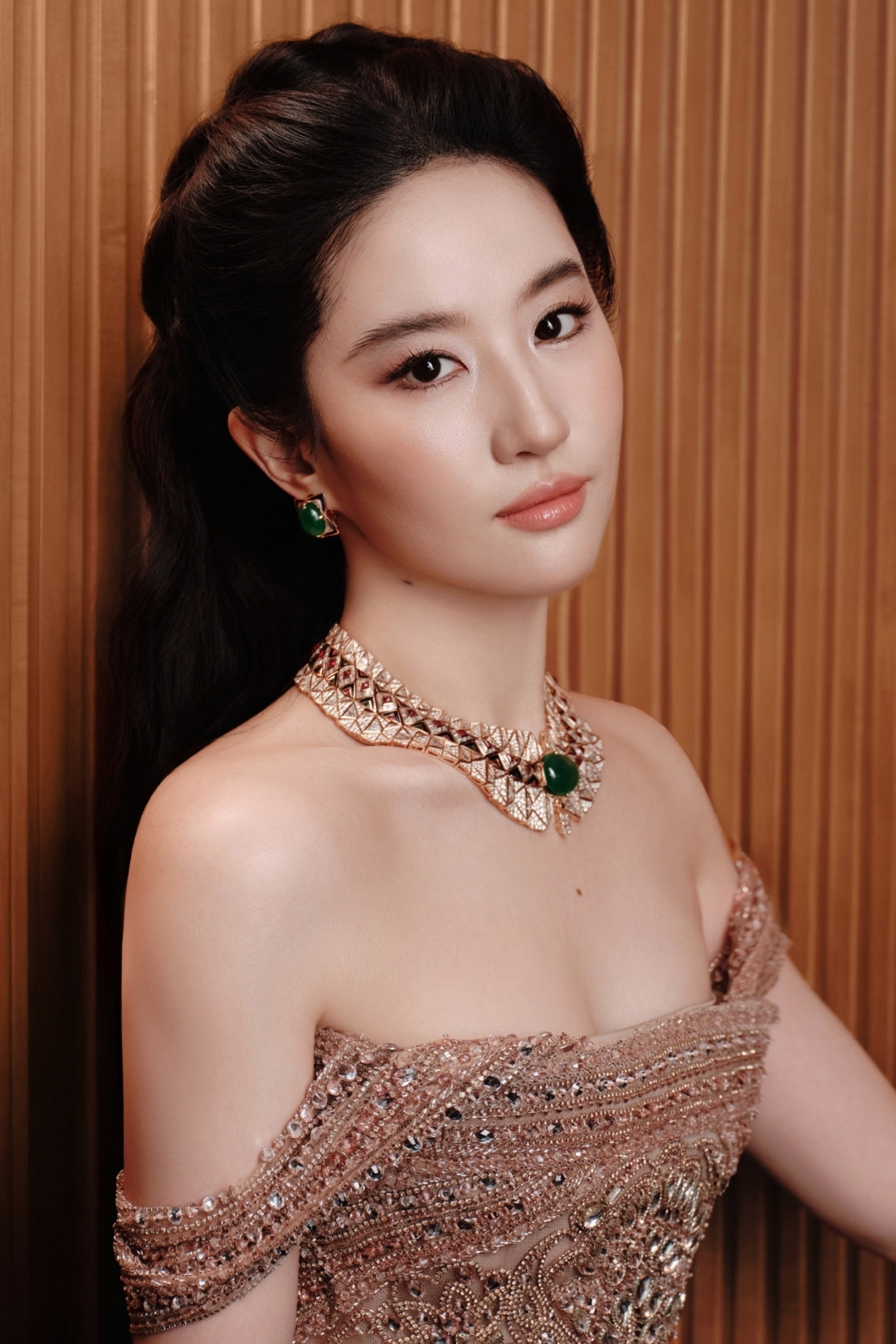 Hồ Ngọc Hà bị chê kém sang khi hội ngộ Lưu Diệc Phi vì khoe ngực quá đà - Ảnh 6.