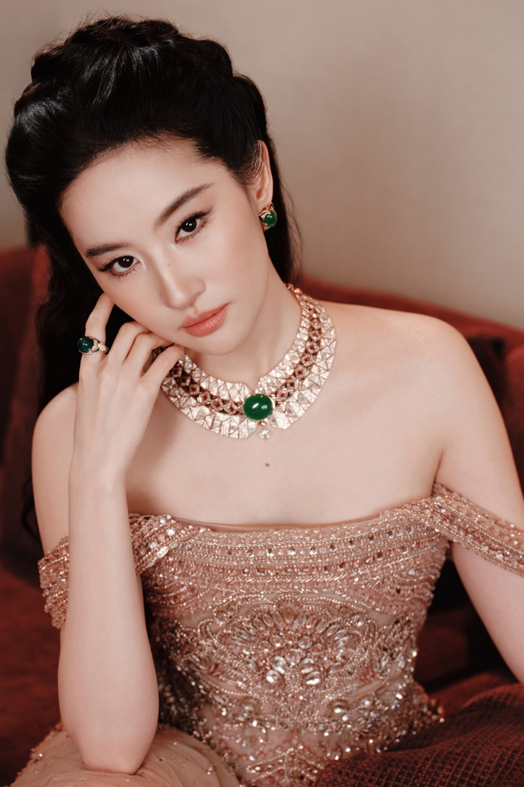 Hồ Ngọc Hà bị chê kém sang khi hội ngộ Lưu Diệc Phi vì khoe ngực quá đà - Ảnh 7.