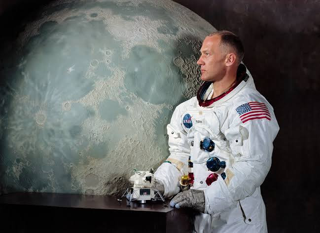 Buzz Aldrin v&agrave; h&agrave;nh tr&igrave;nh vượt qua trầm cảm sau khi đặt ch&acirc;n l&ecirc;n Mặt Trăng - Ảnh 2.