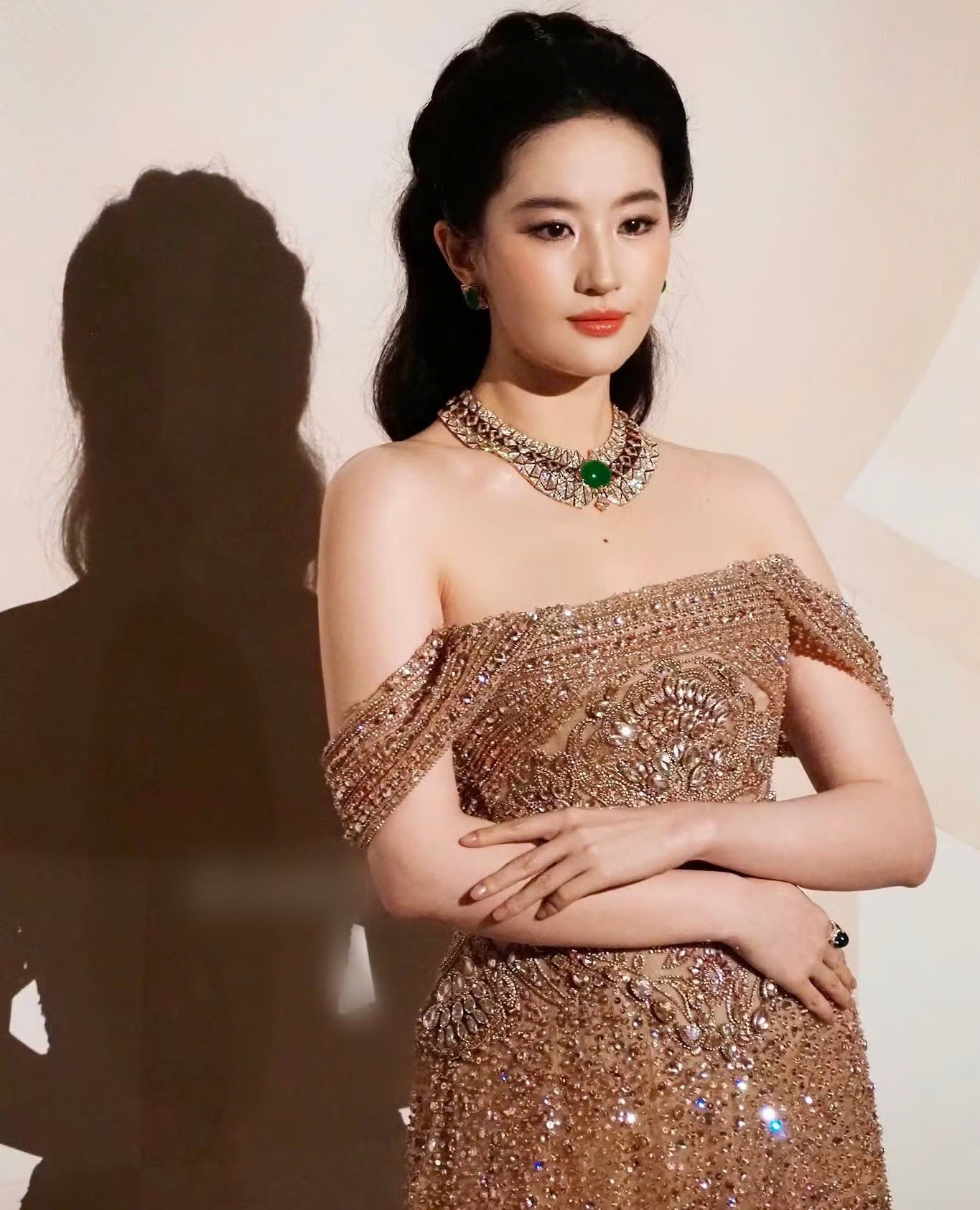 Hồ Ngọc Hà bị chê kém sang khi hội ngộ Lưu Diệc Phi vì khoe ngực quá đà - Ảnh 8.