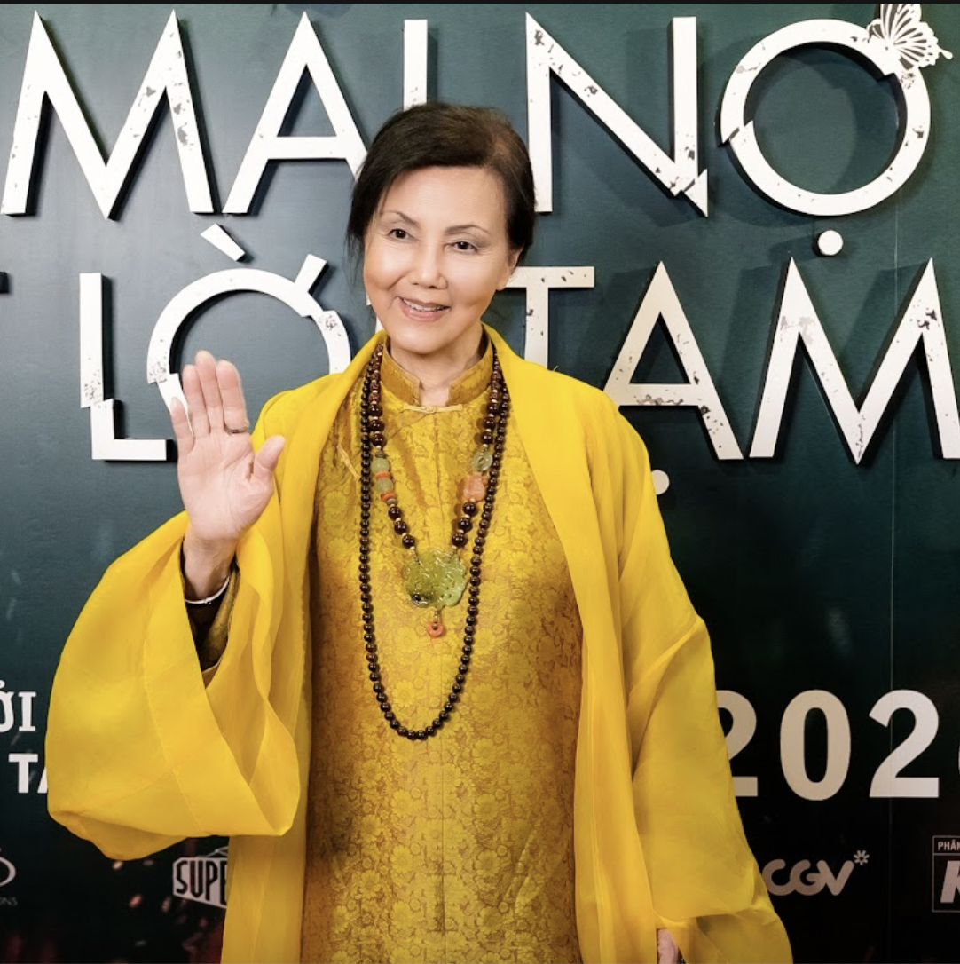 L&ecirc; Phương ch&uacute;c mừng nghệ sĩ Kiều Chinh tại buổi ra mắt phim M&atilde;i nợ một lời tạm biệt - Ảnh 2.