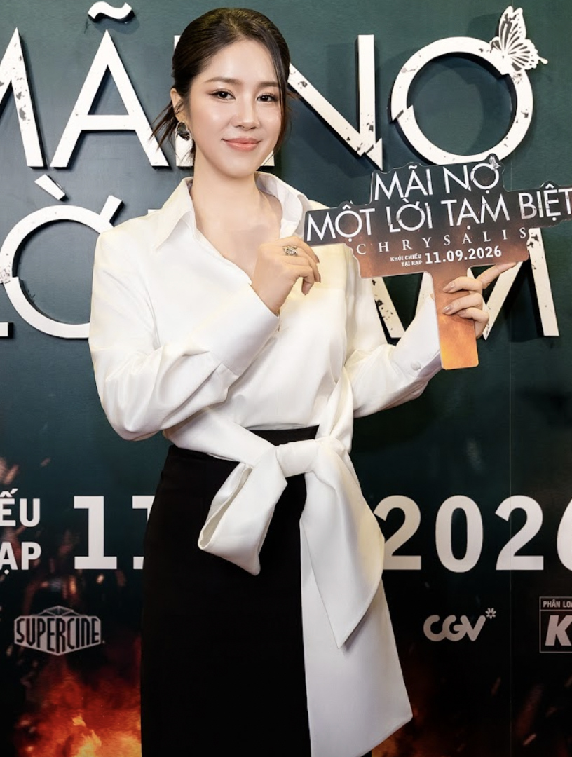 L&ecirc; Phương ch&uacute;c mừng nghệ sĩ Kiều Chinh tại buổi ra mắt phim M&atilde;i nợ một lời tạm biệt - Ảnh 3.