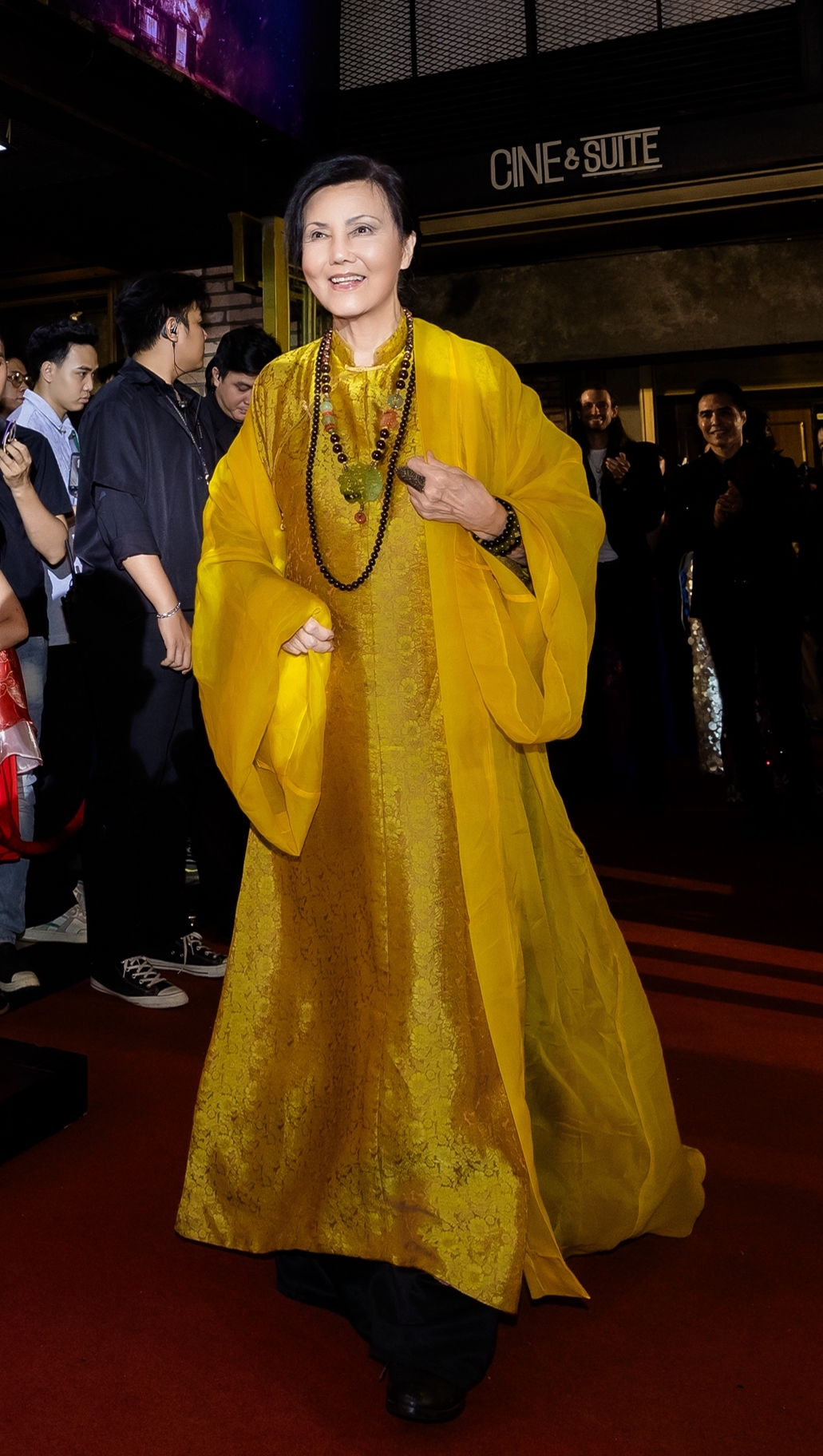 L&ecirc; Phương ch&uacute;c mừng nghệ sĩ Kiều Chinh tại buổi ra mắt phim M&atilde;i nợ một lời tạm biệt - Ảnh 4.
