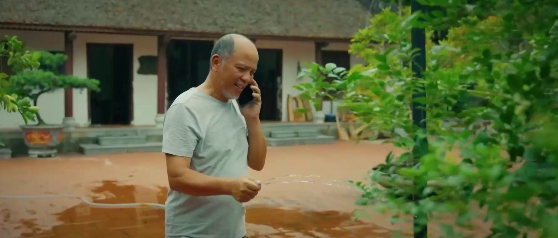 Phương nhờ T&ugrave;ng cứu Kh&aacute;nh vụ x&ocirc; x&aacute;t với kh&aacute;ch tại qu&aacute;n bar - Ảnh 2.