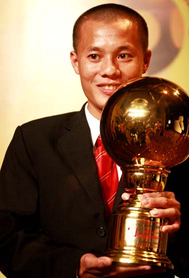 2 cầu thủ chơi ở hạng Nhất từng giành QBV Việt Nam 3 Thành Lương "cô đơn" trong tối nhận Quả bóng Vàng