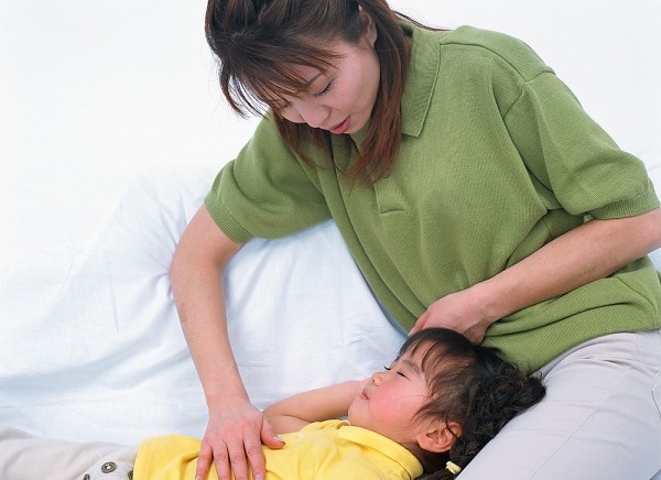 M&agrave;n ru con g&acirc;y sốt mạng: Mẹ mở s&aacute;ch to&aacute;n giảng về h&agrave;m số, b&eacute; n&iacute;n kh&oacute;c ngủ lu&ocirc;n - Ảnh 2.