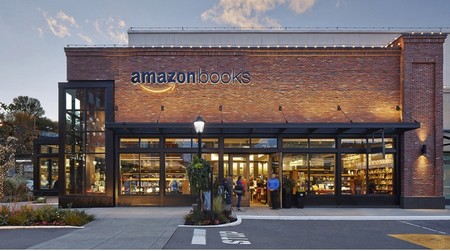 
Bên ngoài cửa hàng sách “không giá” của Amazon
