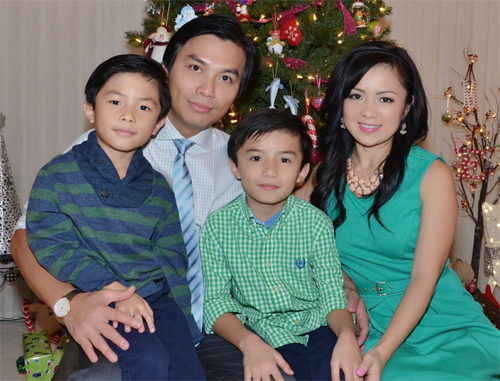  Ca sĩ Mạnh Quỳnh bên vợ và hai con trai ở Mỹ. 