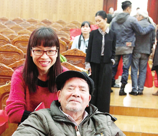Nhà văn Lê Lựu và nhà văn Phong Điệp – người đầu tiên đoạt giải thưởng của Quỹ nhà văn Lê Lựu (ảnh nhân vật cung cấp).