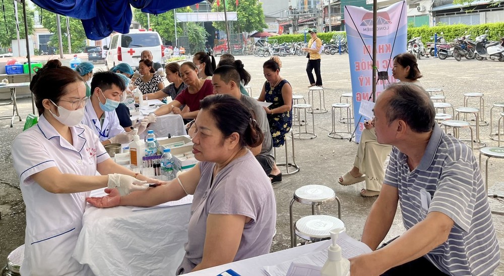 Chuyện ấm l&ograve;ng giữa Thủ đ&ocirc; từ ng&agrave;y hội kh&aacute;m sức khỏe to&agrave;n d&acirc;n ng&otilde; Tư Đ&igrave;nh - Ảnh 3.