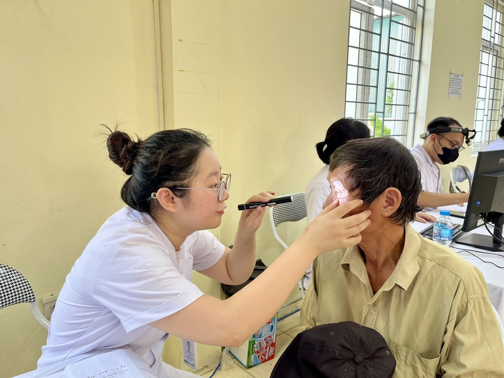 Chuyện ấm l&ograve;ng giữa Thủ đ&ocirc; từ ng&agrave;y hội kh&aacute;m sức khỏe to&agrave;n d&acirc;n ng&otilde; Tư Đ&igrave;nh - Ảnh 4.