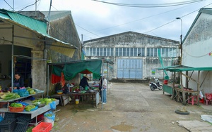 Trường tiền tỷ phơi mưa nắng vì thiếu phòng học - Ảnh 13.